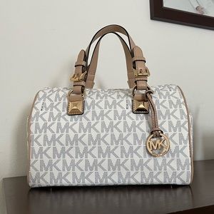 MICHAEL KORS 
GRAYSON
NAVY/WHT
CHAIN SATCHEL